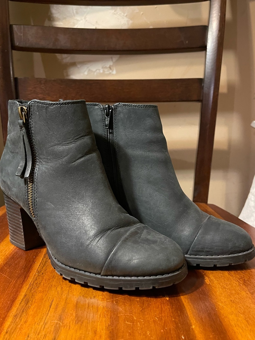 Clarks Black Leather Lug Sole Cap Toe Block Heel Ankle Booties 6.5